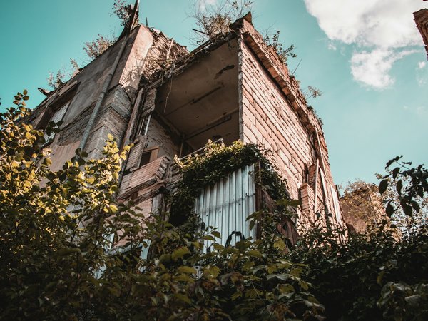 What are the best locations in the Scottish Isles for workshops on traditional stone masonry?